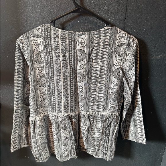 Women’s Roxy White Black Boxy Blouse with Relaxed Fit - Picture 4 of 4